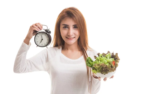 Joven mujer asiática con reloj y ensalada . — Foto de Stock