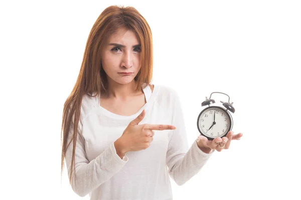 Arg ung asiatisk kvinna punkt till en klocka. — Stockfoto