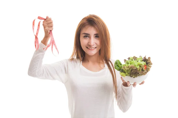 Zdravé Asijské žena s měřicí pásky a salátem. — Stock fotografie