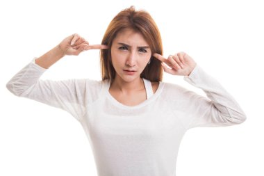 Genç Asyalı kadın parmakları ile her iki kulak engellemek.