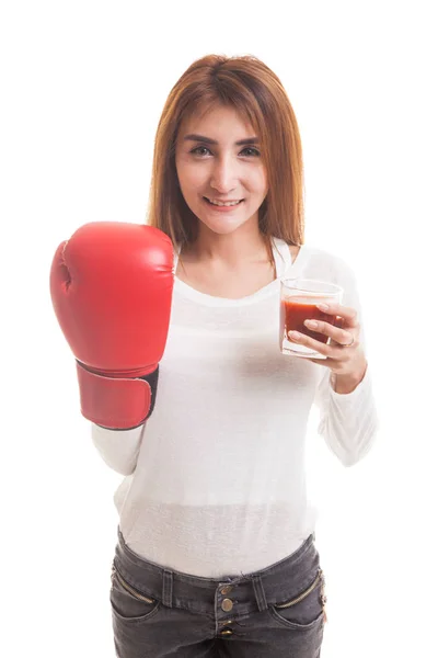 Jovem mulher asiática com suco de tomate e luva de boxe . — Fotografia de Stock