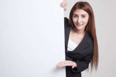 Palm el genç Asyalı kadın mevcut boş işaretiyle.