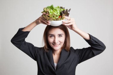 Salata sağlıklı Asyalı kadın.