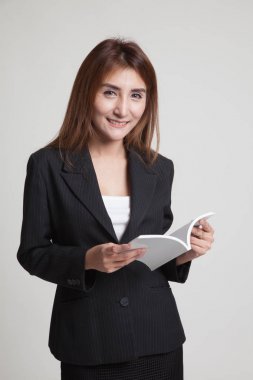 Kitaplı genç Asyalı kadın..