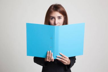 Genç Asyalı kadın ile ağıl.