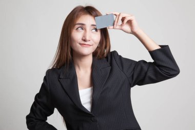 Genç Asyalı kadın düşünün boş bir kart ile.