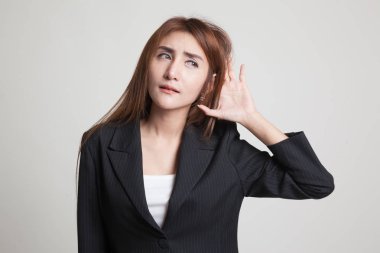 Güzel genç Asyalı kadın için bir şey dinle.