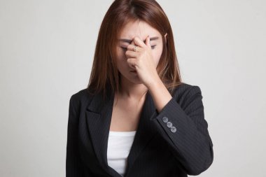 Genç Asyalı kadın hasta ve baş ağrısı var.