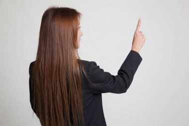 Asyalı kadın onun parmak ile ekranın dokunmadan.