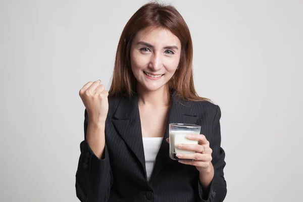Friska asiatisk kvinna dricka ett glas mjölk. — Stockfoto