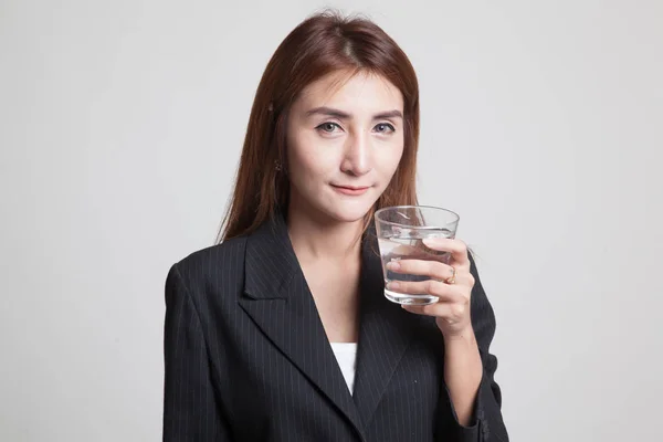 Junge asiatische Frau mit einem Glas Trinkwasser. — Stockfoto