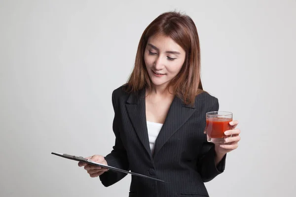 Asiatische Geschäftsfrau mit Klemmbrett und Tomatensaft. — Stockfoto