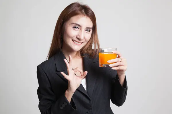 若いアジア女性を [ok] を飲むオレンジ ジュース. — ストック写真