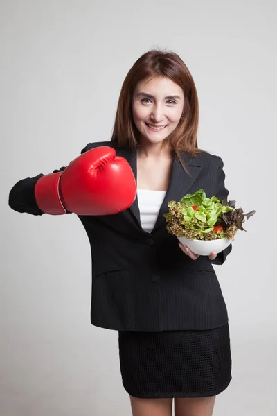 Jonge Aziatische vrouw met bokshandschoen en salade. — Stockfoto