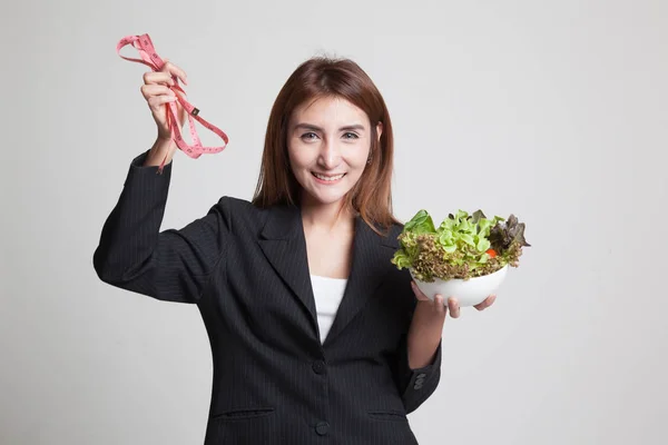 Gezonde Aziatische vrouw met het meten van de tape en salade. — Stockfoto