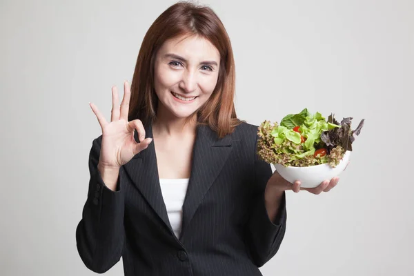 Gezonde Aziatische vrouw show Ok met salade. — Stockfoto