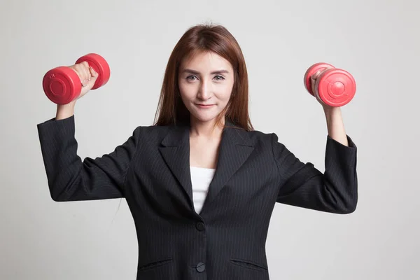 หญิงนักธุรกิจเอเชียที่มีสุขภาพดีกับ dumbbells . — ภาพถ่ายสต็อก