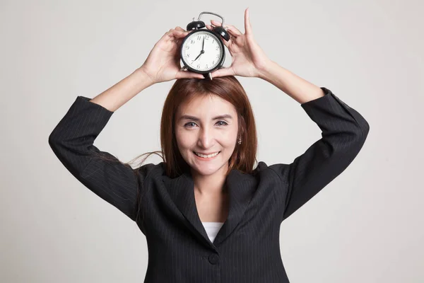 Giovane donna asiatica sorridere con un orologio . — Foto Stock