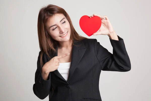 Aziatische vrouw wijs rood hart. — Stockfoto