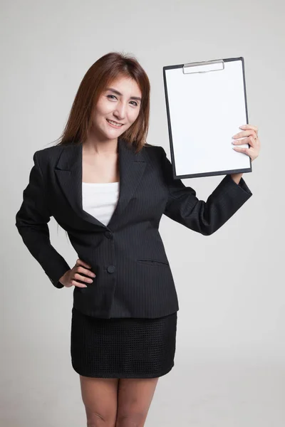 Młody azjatycki biznes kobieta Pokaż puste schowka. — Zdjęcie stockowe