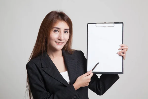Szczęśliwy azjatycki biznes kobieta punkt do Schowka z piórem. — Zdjęcie stockowe