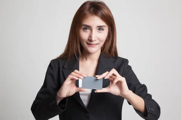 Young Asian woman smile with  blank card. — Stock Photo, Image