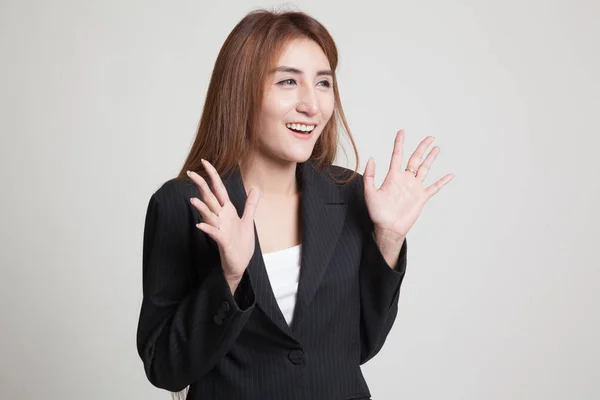 Jovem mulher asiática é surpreendido e sorriso . — Fotografia de Stock