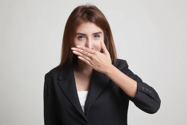 Junge asiatische Frau schließt ihren Mund mit der Hand. — Stockfoto