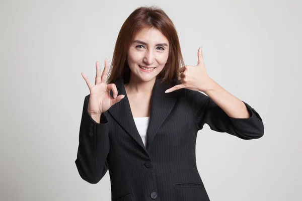 Junge asiatische Frau zeigen mit Telefon Geste und ok Zeichen. — Stockfoto