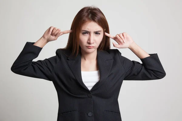 Ung asiatisk kvinna blockera båda öronen med fingrar. — Stockfoto