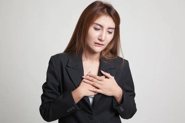 Joven asiática mujer got pecho dolor. — Foto de Stock