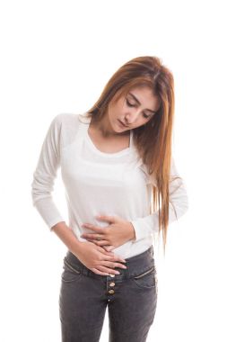 Genç Asyalı kadın mide ağrısı var.