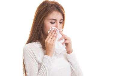 Genç Asyalı kadın hasta ve grip var.