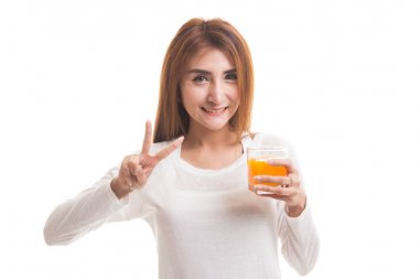 Genç Asyalı kadın Haritayı zafer işareti içki portakal suyu.