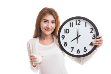 Sağlıklı Asyalı kadın süt içme cam saat tutun.