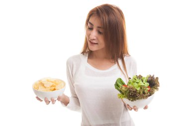 Patates kızartması ve salata ile genç Asyalı kadın.