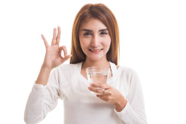 Genç Asyalı kadın göster Ok ile içme suyu bir bardak.