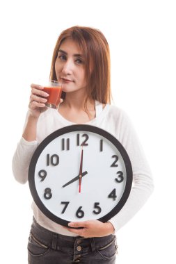 Domates suyu ve saat ile genç Asyalı kadın.