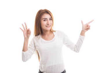 Genç Asyalı kadın üzerine gelin ve Tamam göster.