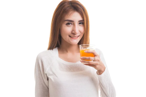 Ung asiatisk kvinna drink apelsin juice. — Stockfoto