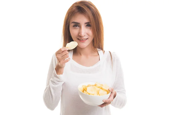 Junge Asiatin isst Kartoffelchips. — Stockfoto