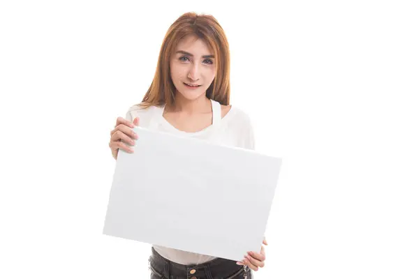 Junge asiatische Frau mit weißem Blankoschild. — Stockfoto