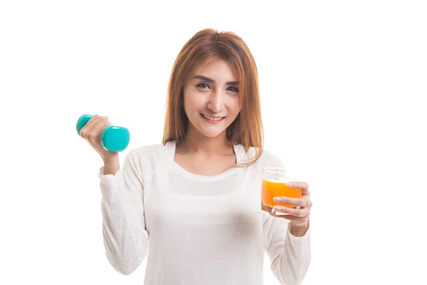Ung asiatisk kvinna med hantel drink apelsin juice. — Stockfoto
