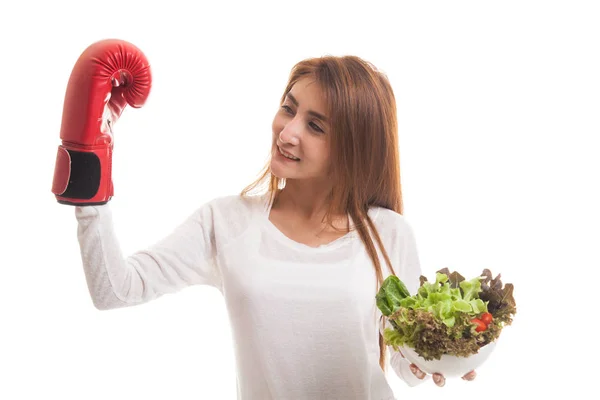 Joven mujer asiática con guante de boxeo y ensalada . —  Fotos de Stock