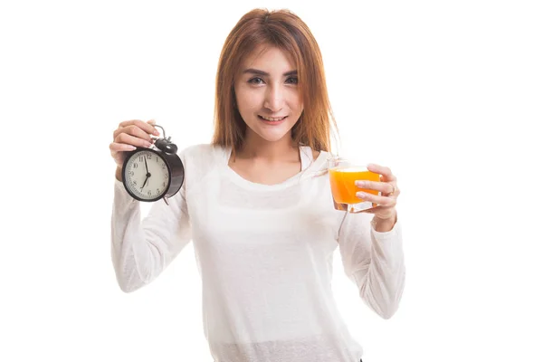 Азиатка с часами пьет апельсиновый сок . — стоковое фото