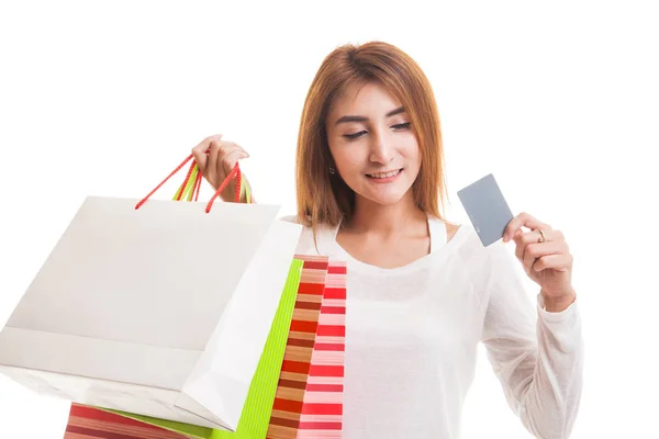 Mujer asiática joven con bolsa de compras y tarjeta en blanco . — Foto de Stock