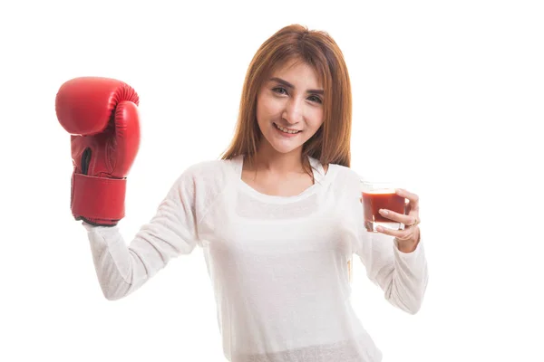 Joven mujer asiática con jugo de tomate y guante de boxeo . —  Fotos de Stock