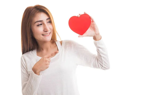 Aziatische vrouw wijs rood hart. — Stockfoto