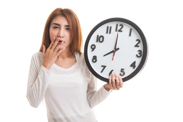 Sleepy joven asiática mujer con un reloj en la mañana . —  Fotos de Stock