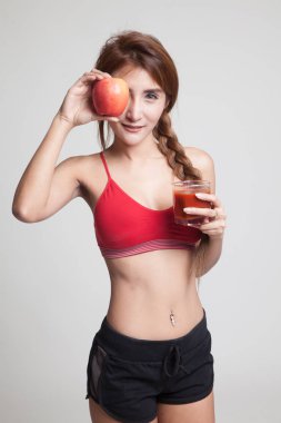 Domates suyu ve elma ile sağlıklı güzel Asyalı kız.